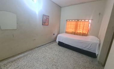 COD. 197 - SE VENDE CASA - BARRIO: VENECIA I