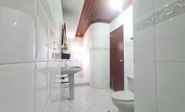 COD. 197 - SE VENDE CASA - BARRIO: VENECIA I