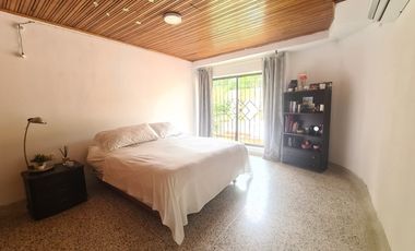 COD. 197 - SE VENDE CASA - BARRIO: VENECIA I