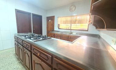 COD. 197 - SE VENDE CASA - BARRIO: VENECIA I