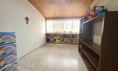 COD. 197 - SE VENDE CASA - BARRIO: VENECIA I