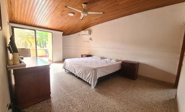 COD. 197 - SE VENDE CASA - BARRIO: VENECIA I