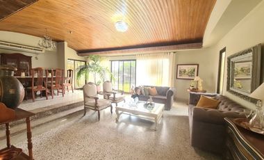 COD. 197 - SE VENDE CASA - BARRIO: VENECIA I