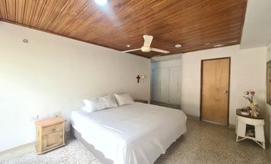 COD. 197 - SE VENDE CASA - BARRIO: VENECIA I