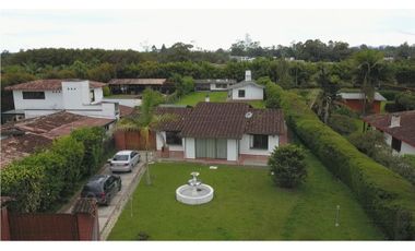 En Exclusivo Sector De Llanogrande Casa Campestre 1.600 m²