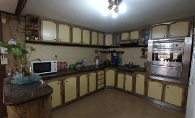 Chalet de 7 o más AMBIENTES ubicada a metros del centro de Corimayo.
