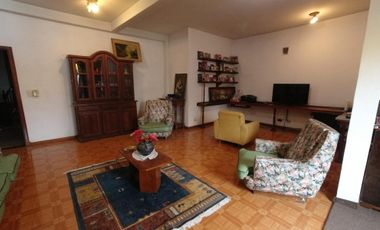 Chalet de 7 o más AMBIENTES ubicada a metros del centro de Corimayo.