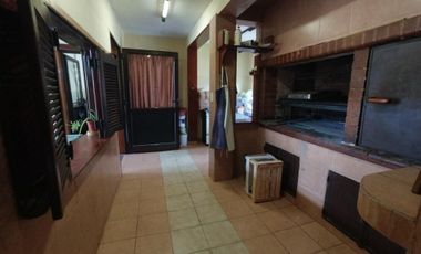 Chalet de 7 o más AMBIENTES ubicada a metros del centro de Corimayo.