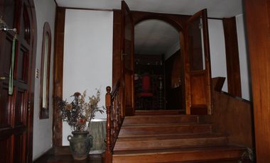 Chalet de 7 o más AMBIENTES ubicada a metros del centro de Corimayo.