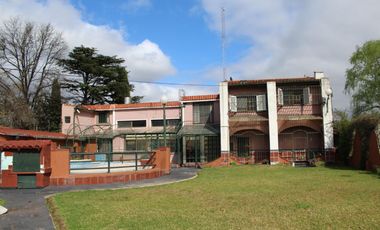 Chalet de 7 o más AMBIENTES ubicada a metros del centro de Corimayo.