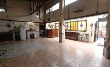 Chalet de 7 o más AMBIENTES ubicada a metros del centro de Corimayo.