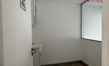 Local Comercial en Arriendo en Av. La Dehesa / Strip Center Small Service