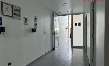 Local Comercial en Arriendo en Av. La Dehesa / Strip Center Small Service