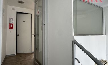 Local Comercial en Arriendo en Av. La Dehesa / Strip Center Small Service