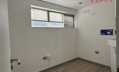 Local Comercial en Arriendo en Av. La Dehesa / Strip Center Small Service