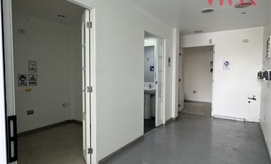 Local Comercial en Arriendo en Av. La Dehesa / Strip Center Small Service