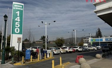 Local Comercial en Arriendo en Av. La Dehesa / Strip Center Small Service