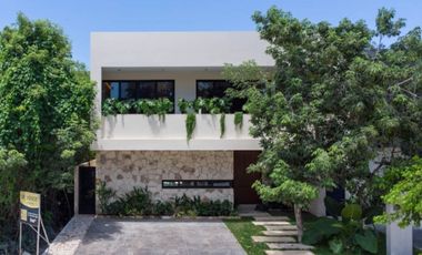 Casa con alberca privada, Jardin y cocina equipada, residencial de lujo con amen