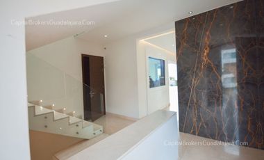 Casa de  lujo con alberca Virreyes Residencial. Zona Andrares.