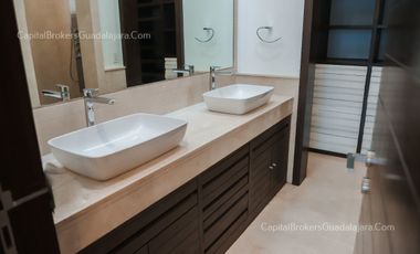Casa de  lujo con alberca Virreyes Residencial. Zona Andrares.
