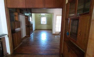 IMPERDIBLE PROPIEDAD A REFACCIONAR EN VENTA EN MICRO CENTRO DE POSADAS. OPORTUNIDAD PARA COMERCIANTES E INVERSORES.-