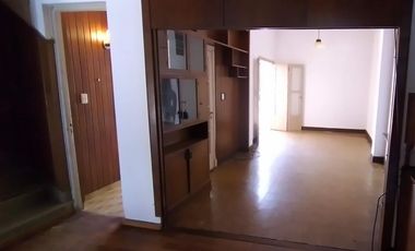 IMPERDIBLE PROPIEDAD A REFACCIONAR EN VENTA EN MICRO CENTRO DE POSADAS. OPORTUNIDAD PARA COMERCIANTES E INVERSORES.-