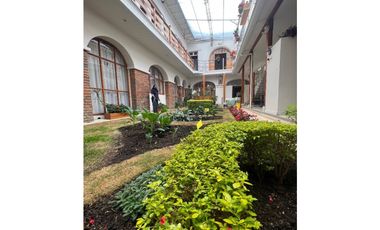 Casa en venta rentera y comercial con locales y departamentos en el sagrario tipo colonial