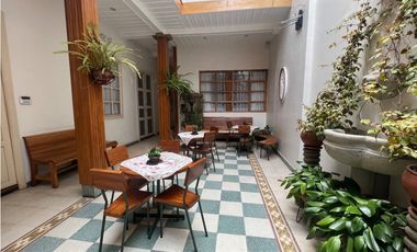 Casa en venta rentera y comercial con locales y departamentos en el sagrario tipo colonial