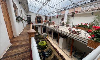 Casa en venta rentera y comercial con locales y departamentos en el sagrario tipo colonial