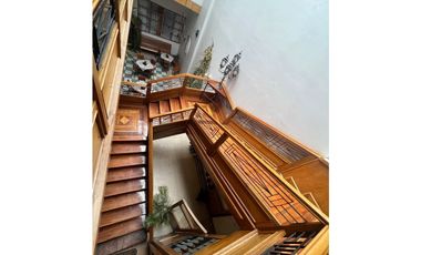 Casa en venta rentera y comercial con locales y departamentos en el sagrario tipo colonial