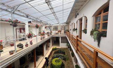Casa en venta rentera y comercial con locales y departamentos en el sagrario tipo colonial