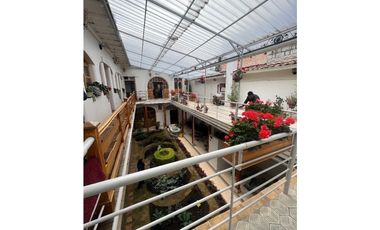 Casa en venta rentera y comercial con locales y departamentos en el sagrario tipo colonial