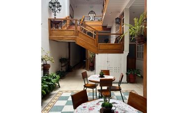 Casa en venta rentera y comercial con locales y departamentos en el sagrario tipo colonial