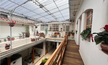 Casa en venta rentera y comercial con locales y departamentos en el sagrario tipo colonial