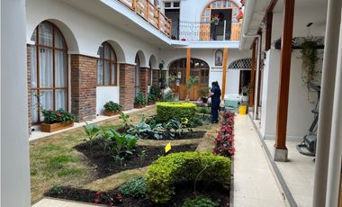 Casa en venta rentera y comercial con locales y departamentos en el sagrario tipo colonial