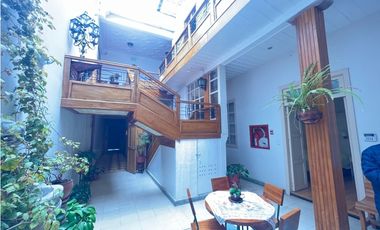 Casa en venta rentera y comercial con locales y departamentos en el sagrario tipo colonial