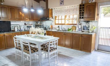 Casa en venta 6 ambientes con cochera en Florida Oeste