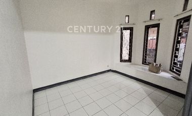 Rumah Lokasi Tenang Cocok Untuk Hunian Dan Strategis