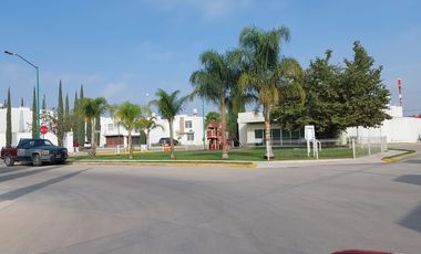 Excelente casa en Rente Paseo de las Arboledas por Jacarandas