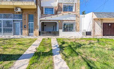 Venta - Casa - 4 dormitorios -   Rosario