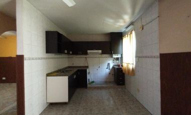 DEPARTAMENTO 4 AMBIENTE, 3 DORM. EN BARRIO SAN ISIDRO, COLECTORA CARREFOUR 2 ° PISO ESCALERA EXPENSAS $ 2000.-
