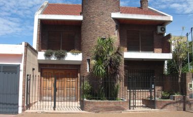 EXCELENTE PROPIEDAD DE 4 AMBIENTES,GARAGE PASANTE,FONDO LIBRE CON QUINCHO