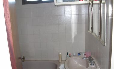 EXCELENTE PROPIEDAD DE 4 AMBIENTES,GARAGE PASANTE,FONDO LIBRE CON QUINCHO