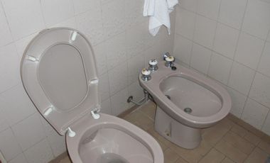 EXCELENTE PROPIEDAD DE 4 AMBIENTES,GARAGE PASANTE,FONDO LIBRE CON QUINCHO