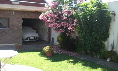 EXCELENTE PROPIEDAD DE 4 AMBIENTES,GARAGE PASANTE,FONDO LIBRE CON QUINCHO
