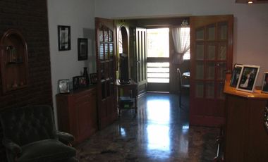 EXCELENTE PROPIEDAD DE 4 AMBIENTES,GARAGE PASANTE,FONDO LIBRE CON QUINCHO