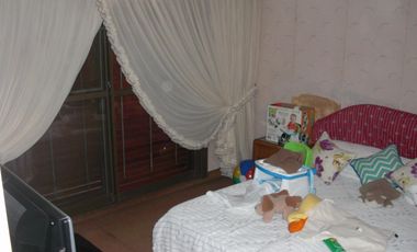 EXCELENTE PROPIEDAD DE 4 AMBIENTES,GARAGE PASANTE,FONDO LIBRE CON QUINCHO