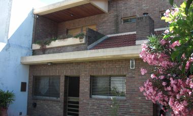 EXCELENTE PROPIEDAD DE 4 AMBIENTES,GARAGE PASANTE,FONDO LIBRE CON QUINCHO