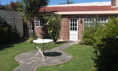 EXCELENTE PROPIEDAD DE 4 AMBIENTES,GARAGE PASANTE,FONDO LIBRE CON QUINCHO