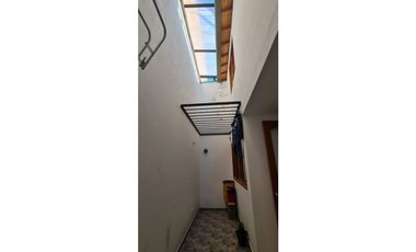 Se vende casa en La Ceja m, sector Gualanday, 2 niveles y manzarda
